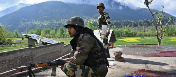 जम्मू-कश्मीर में 300 आतंकी सक्रिय