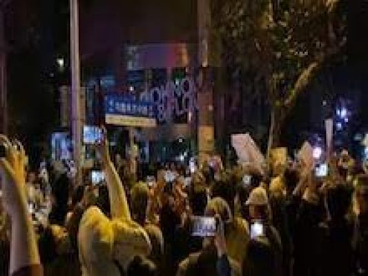 चीन के शिनजियांग में कोरोना लॉकडाउन के ख़िलाफ़ लोग कर रहे विरोध प्रदर्शन