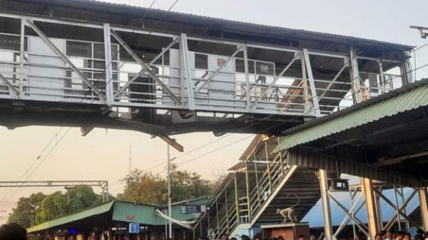 महाराष्ट्र : चंद्रपुर के बल्लारशाह रेलवे स्टेशन पर फ़ुटओवर ब्रिज गिरा, 13 घायल
