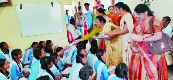 महिला कल्याण समाज, इंदिरा विहार द्वारा स्कूली बच्चों को सामान वितरण