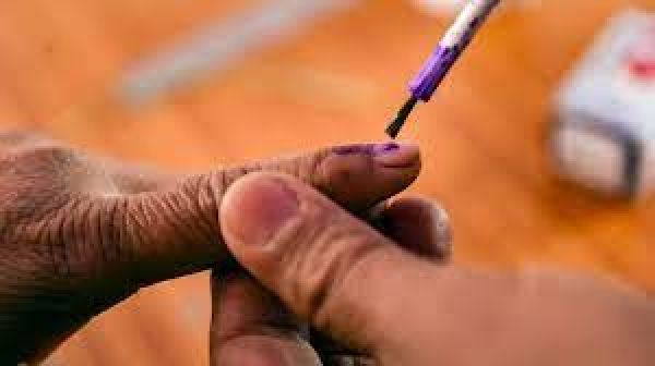 गुजरात चुनाव: कम मतदान के बीच चुनाव आयोग ने लोगों से की वोट की अपील
