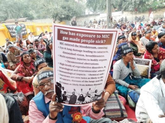 भोपाल गैस आपदा से पीड़ित हजारों लोगों ने दिल्ली के जंतर मंतर पर किया प्रदर्शन