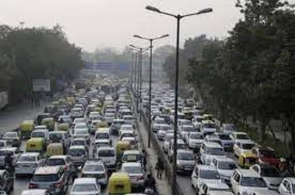 दिल्ली सरकार ने बीएस-3 पेट्रोल, बीएस-4 डीजल चार पहिया वाहनों के सड़कों पर दौड़ने पर प्रतिबंध लगाया