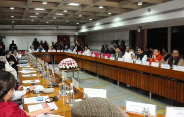संसद के शीतकालीन सत्र को लेकर सरकार द्वारा बुलाई गई सर्वदलीय बैठक शुरू