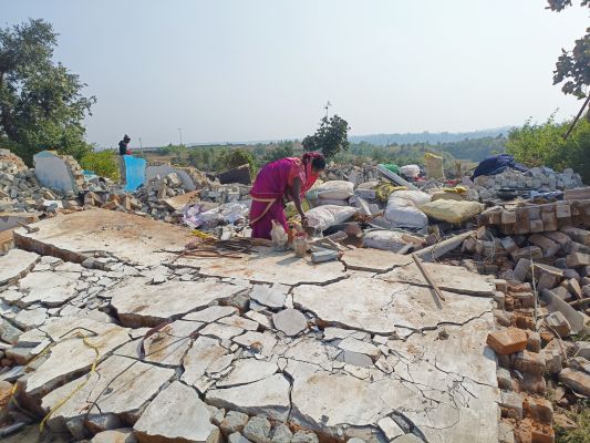 एसडीएम के स्टे के बाद गांव के दर्जन से ज्यादा दबंगों ने ग्रामीण के पक्के को मकान तोड़ा, महिलाओं को मारा,11 बंदी