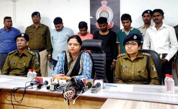 ऑनलाइन शेयर के नाम पर 21.5 लाख की ठगी, राजस्थान से 4 गिरफ्तार