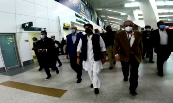 अव्यवस्था की शिकायतों के बीच सिंधिया ने दिल्ली हवाई अड्डे का किया औचक दौरा