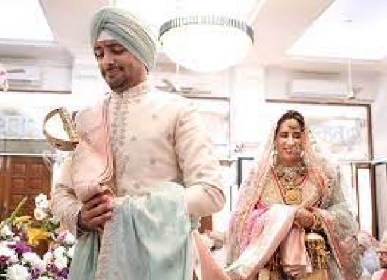 फिल्म निर्माता गुनीत मोंगा और कारोबारी सनी कपूर विवाह के बंधन में बंधे