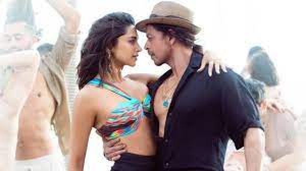 शाहरुख ख़ान की फ़िल्म पठान के गाने पर क्यों मचा है बवाल?