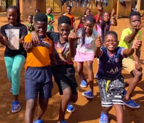 युगांडा के बच्चे विक्की और कियारा के नए गाने पर थिरकते आए नजर