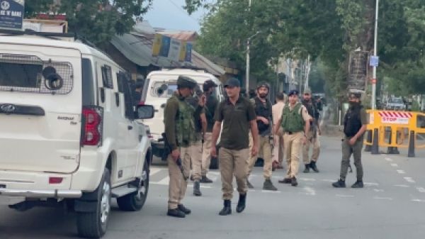 जम्मू-कश्मीर में बड़ी संख्या में नेताओं व अधिकारियों की सुरक्षा हटाई