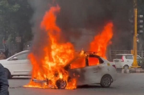 दिल्ली में आईटीओ के पास कार में लगी आग, टला बड़ा हादसा