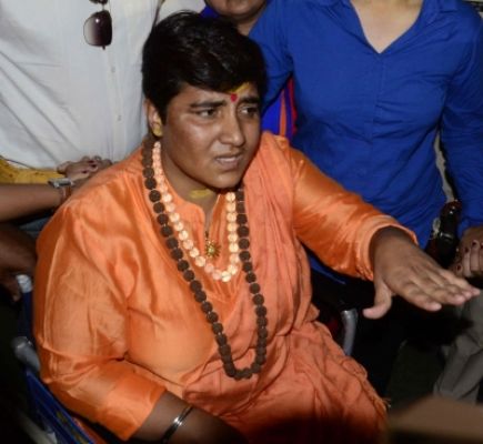 प्रज्ञा ठाकुर के खिलाफ शिकायत : कर्नाटक पुलिस ने तहसीन पूनावाला को भेजा नोटिस