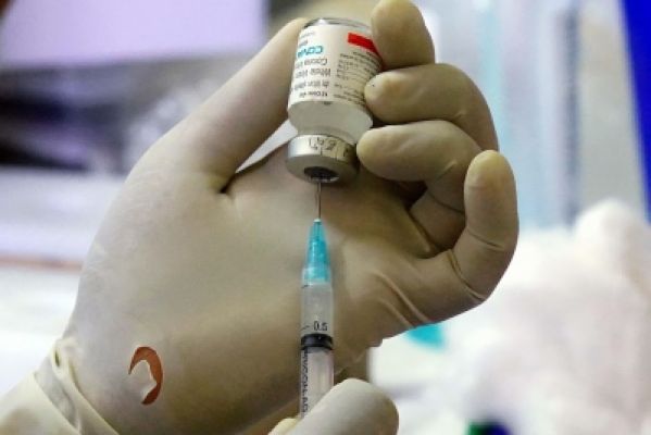 यूपी के सरकारी अस्पतालों में टीके खत्म, बूस्टर के लिए बढ़ी भीड़