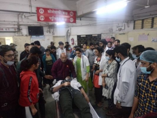 महाराष्ट्र: दो डॉक्टरों पर चाकू से हमले के मामले में एएमसी ने सीएम शिंदे से की हस्तक्षेप की मांग