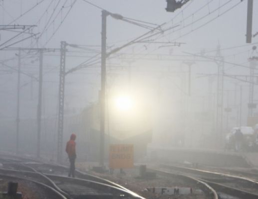 कोहरे के चलते दिल्ली पहुंचने वाली 36 ट्रेन लेट, कई ट्रेन 9 से 10 घंटे लेट