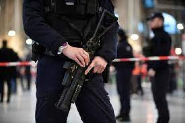 पेरिस में रेलवे स्टेशन पर हमलावर ने छह लोगों को धारदार हथियार से घायल किया