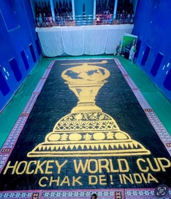 हॉकी विश्व कप : सुदर्शन ने भारतीय टीम को चीयर करने के लिए चावल की भूसी से मोजेक आर्ट ऑफ ट्रॉफी बनाई