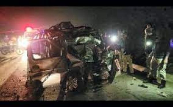 मुंबई-गोवा राजमार्ग पर ट्रक और वैन की टक्कर में नौ लोगों की मौत