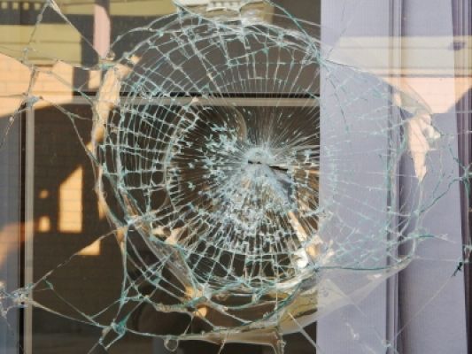 ब्रिटेन में घर की खिड़की तोड़ने पर सिख को सजा