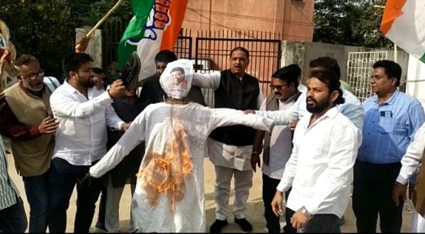 कांग्रेस ने प्रदेश भर में  नेता प्रतिपक्ष नारायण चंदेल के पुतले जलाए 
