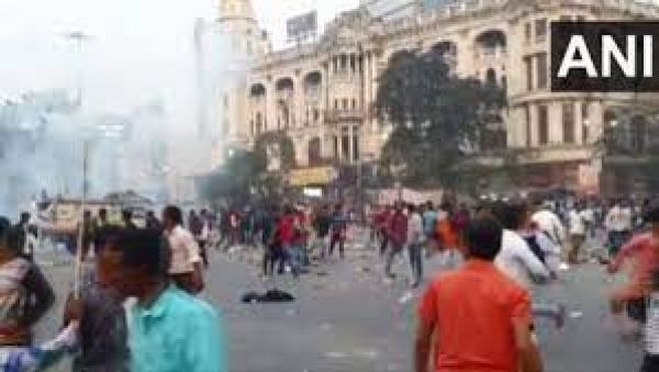 कोलकाता में आईएसएफ प्रदर्शनकारियों पर पुलिस ने किया लाठीचार्ज, कई घायल