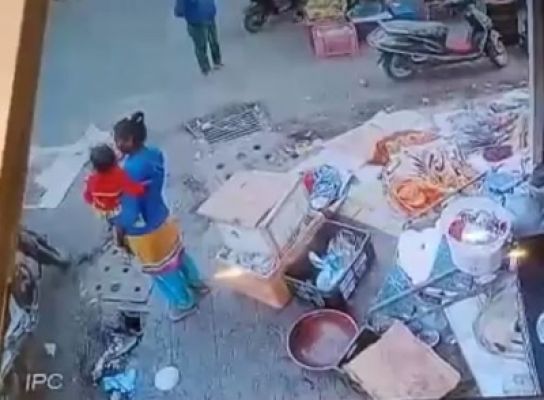 गुजरात : अलग-अलग घटनाओं में दो नवजात शिशु का अपहरण, 48 घंटे बीत जाने के बाद भी पुलिस को नहीं मिला सुराग