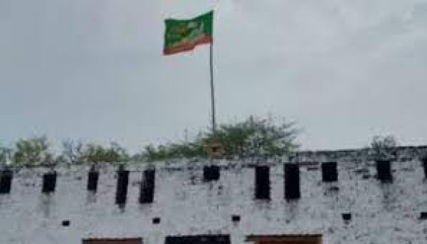 मदरसा में तिरंगा की जगह हरे रंग का ‘इस्लामिक झंडा’ फहराया