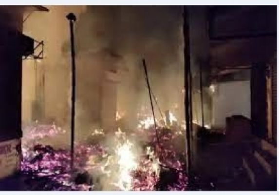 धनबाद में एक और अग्निकांड, आग लगने से 19 दुकानें जल कर खाक