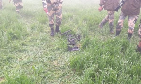भारत पाक सीमा पर फिर पाक ड्रोन की घुसपैठ, सुरक्षा बलों ने गोलीबारी कर खदेड़ा