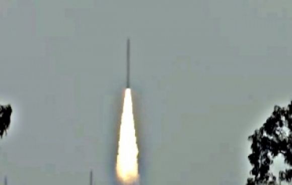 भारत का छोटा एसएसएलवी-डी2 राकेट पृथ्वी अवलोकन उपग्रह के साथ प्रक्षेपित