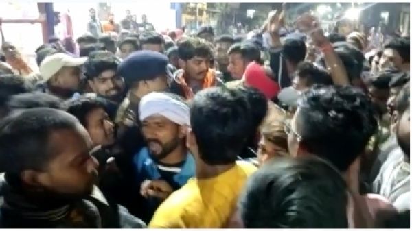 बिहार में हनुमान मंदिर के महाआरती के वक्त पुलिस ने भांजी लाठियां, लोगों में गुस्सा