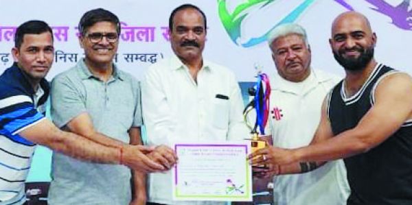 रायपुर जिला अंतर संस्थान टेबल टेनिस में निखिल, रेणुका तथा चिरंजीत, गौरव की जोडिय़ां बनीं विजेता
