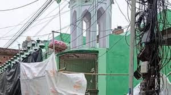 यूपी में होली के मौक़े पर कुछ ज़िलों में मस्जिदें क्यों ढँकी गईं