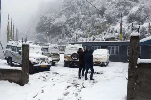 सिक्किम में भारी बर्फबारी के बीच 900 पर्यटक फंसे