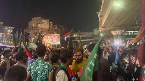 इमरान की बड़ी चुनावी रैली, ग़ैर-ज़मानती वारंट लेकर इस्लामाबाद पुलिस पहुँची लाहौर