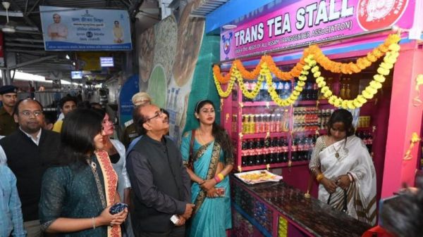 ​गुवाहाटी: रेलवे स्टेशन पर खुला पहला ट्रांसजेंडर टी स्टॉल, चलाने वाली बोलीं 'सम्मान की है लड़ाई'
