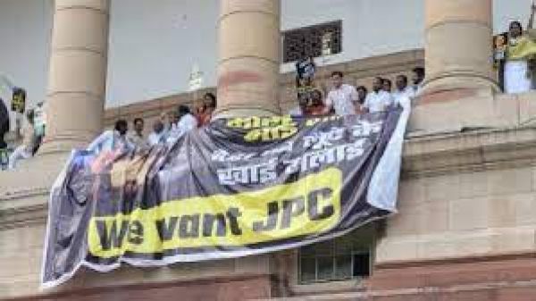 अडाणी मामले में जेपीसी गठित करने की मांग पर विपक्षी दलों का संसद परिसर में प्रदर्शन