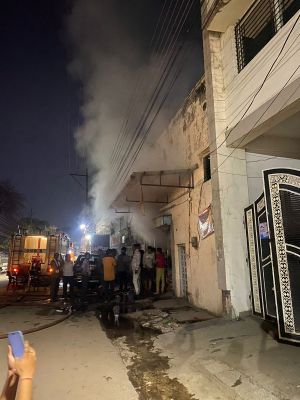 अग्रसेन चौक के पास दुकानों में भीषण आग से भारी क्षति 