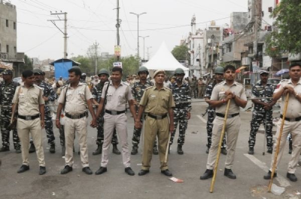 जुलूस की अनुमति नहीं मिलने के बाद दिल्ली के जहांगीरपुरी में भारी पुलिस बल तैनात