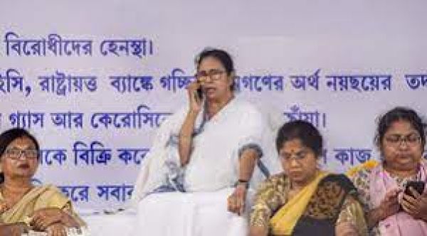 पश्चिम बंगाल में राजनीतिक पारा चढ़ा, केंद्र के खिलाफ रातभर धरने पर बैठीं ममता