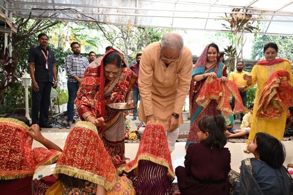 कन्या भोज परोस मुख्यमंत्री ने लिया आशीर्वाद,  माता दुर्गा से प्रदेश की खुशहाली और प्रगति की कामना