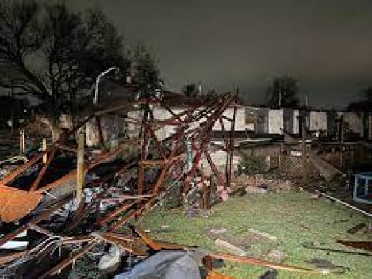 अमेरिका : अरकंसास में तूफान ने मचाई तबाही, कम से कम 24 लोग घायल, मकान क्षतिग्रस्त, कारें पलटीं