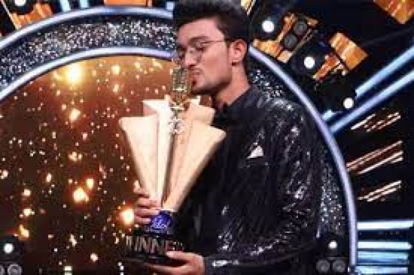 'धीरे-धीरे और लगातार ऊपर की ओर बढ़ना चाहता हूं': इंडियन आइडल 13 के विजेता ऋषि सिंह