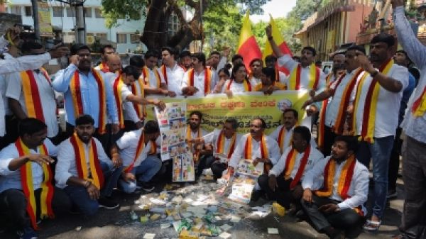 कर्नाटक: प्रदर्शनकारियों ने अमूल के उत्पाद सड़कों पर फेंके