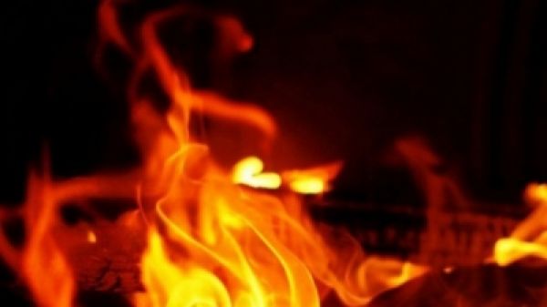 मेरठ में युवक की हत्या के बाद दो घरों में लगाई आग