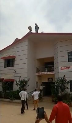 कर्नाटक : महिला ने की पुलिस भवन से छलांग लगाने की कोशिश, पुलिस वालों ने बचाई जान