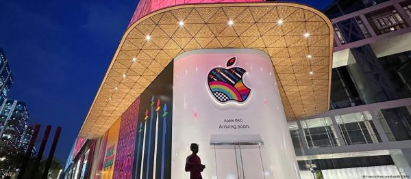 भारत में एप्पल का पहला रिटेल स्टोर चालू हुआ, सीईओ कुक ने ग्राहकों का स्वागत किया