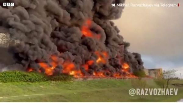 रूसः क्राइमिया के नज़दीक़ तेल डीपो में आग, दो दिन में दो रेलगाड़ियां भी पटरी से उतरीं