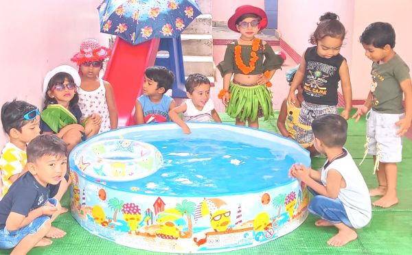 छत्रपति शिवाजी किड्स स्कूल में बच्चों ने पूल पार्टी का लिया आनंद